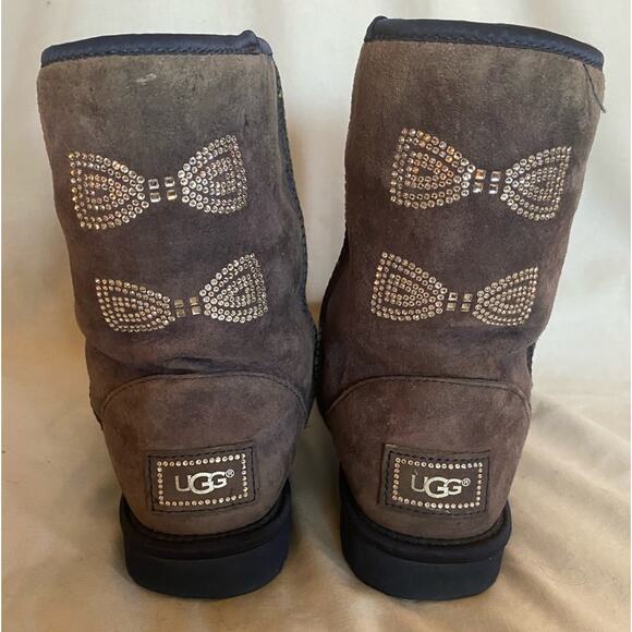 Uggs Sz 8 Gray Suede Faux Fur Lined Embellished w/crystal bows and logo - Picture 8 of 9